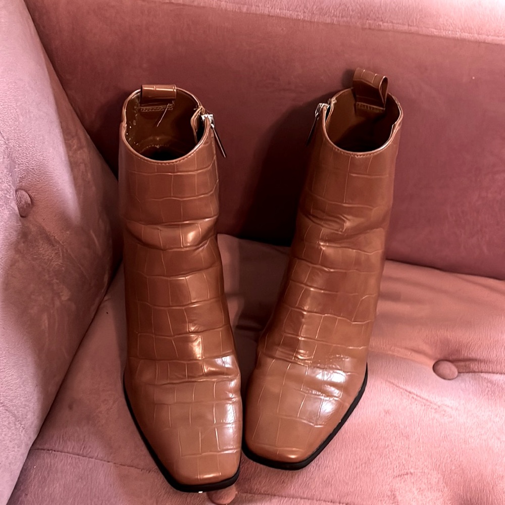 Women’s 8.5 Calvin Klein Alligator Print Booties